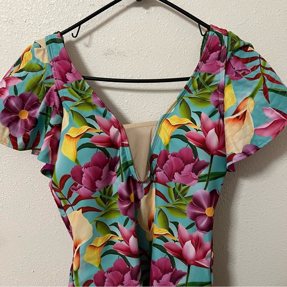 Deep V Ruffled swimsuit - Picture 8 of 8